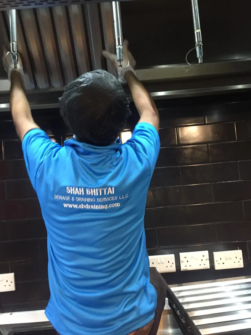 SB Draining staff is cleaning kitchen hood SB Draining staff is cleaning kitchen hood